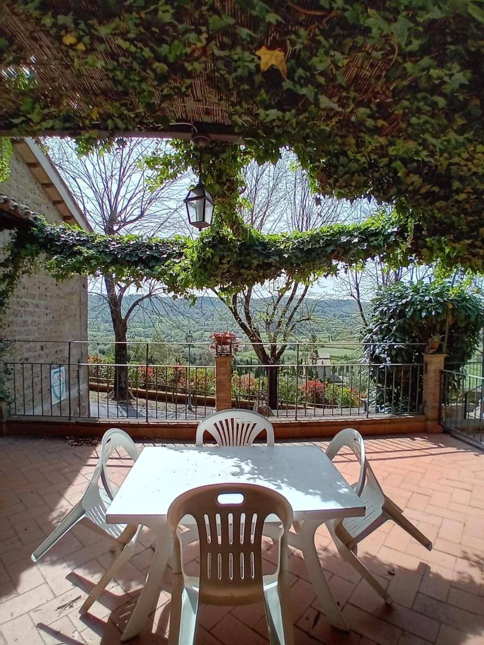 Casa Serafina Trilocale Con Arredi D'Arte E Parcheggio Privato Orvieto Bagian luar foto